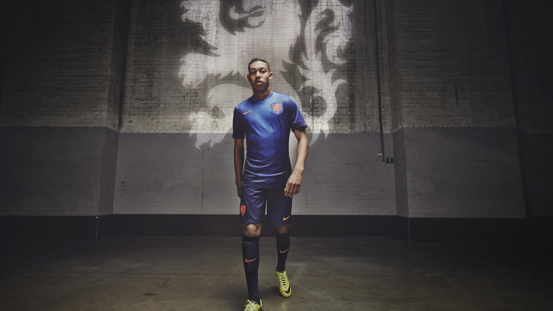 丹·卡特：突破传统踢球模式，引领全黑队的新攻势，丹.卡特